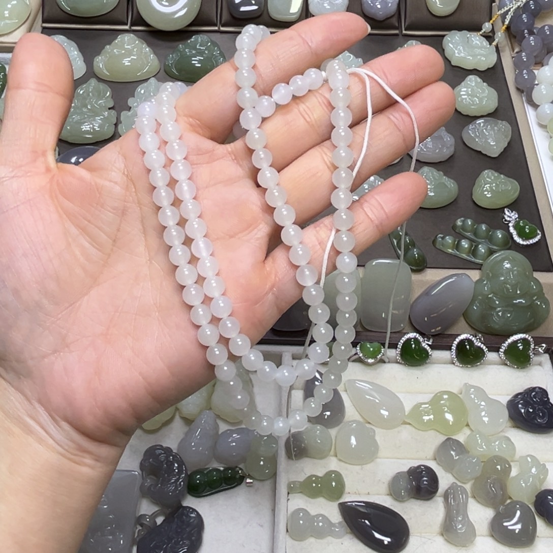 月****和田玉未镶嵌颈饰