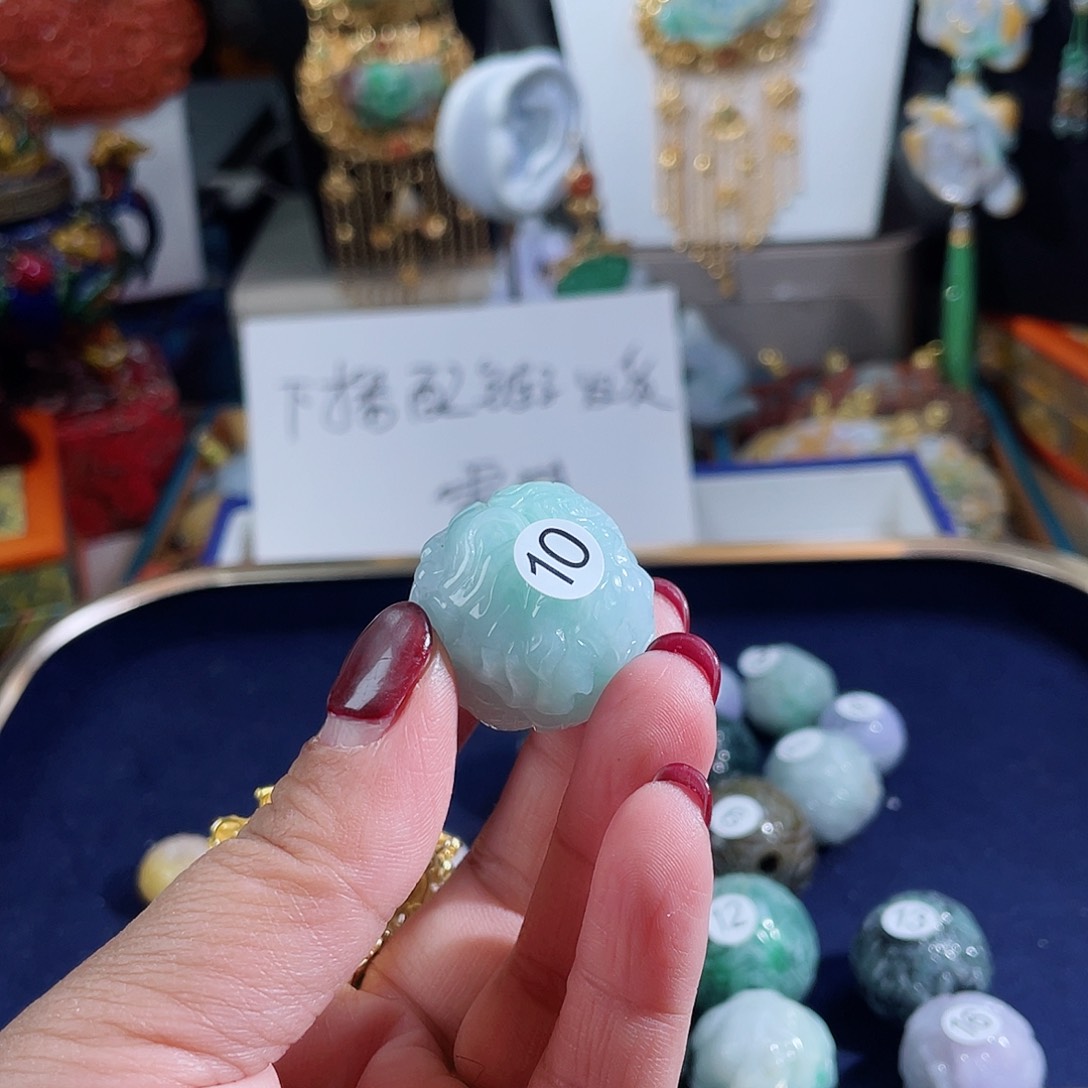 翡翠颈饰未镶嵌禹****?翡翠大球