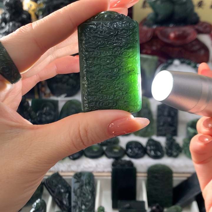 蛇纹石玉未镶嵌颈饰