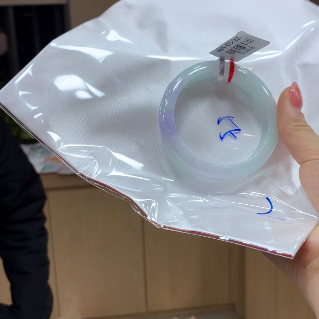 翡翠手镯未镶嵌不退不换