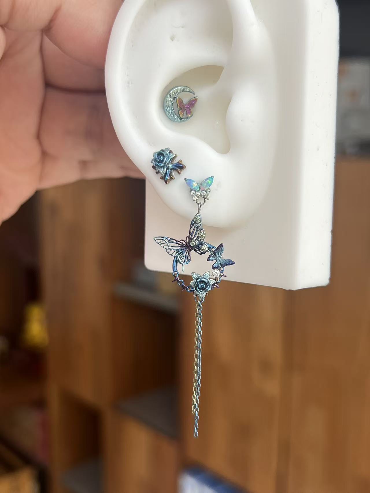 合金耳饰 钛合金仙气蝴蝶创意不对称耳挂耳钉（需要杆子自行备注）