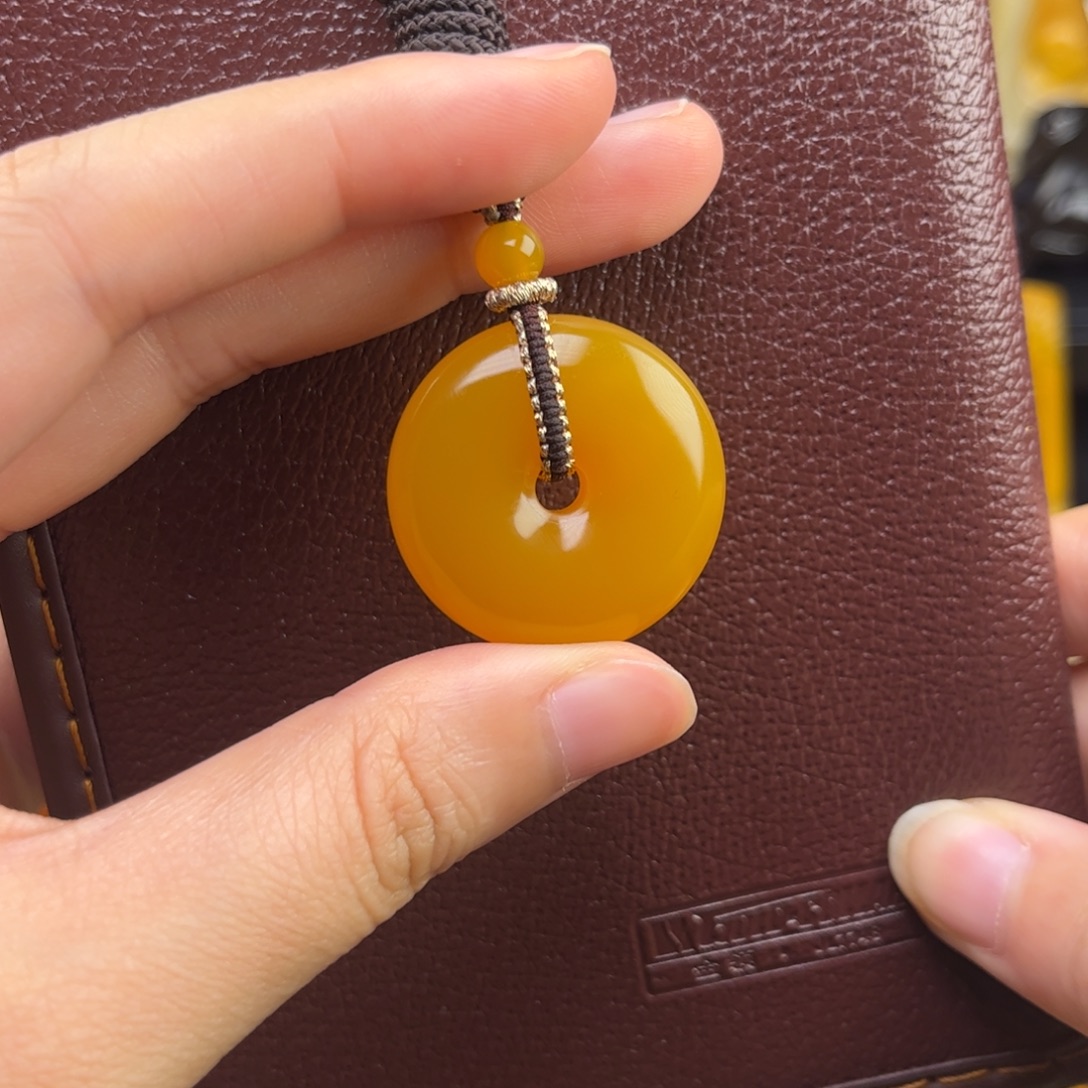 麦***迪石英质玉吊坠未镶嵌