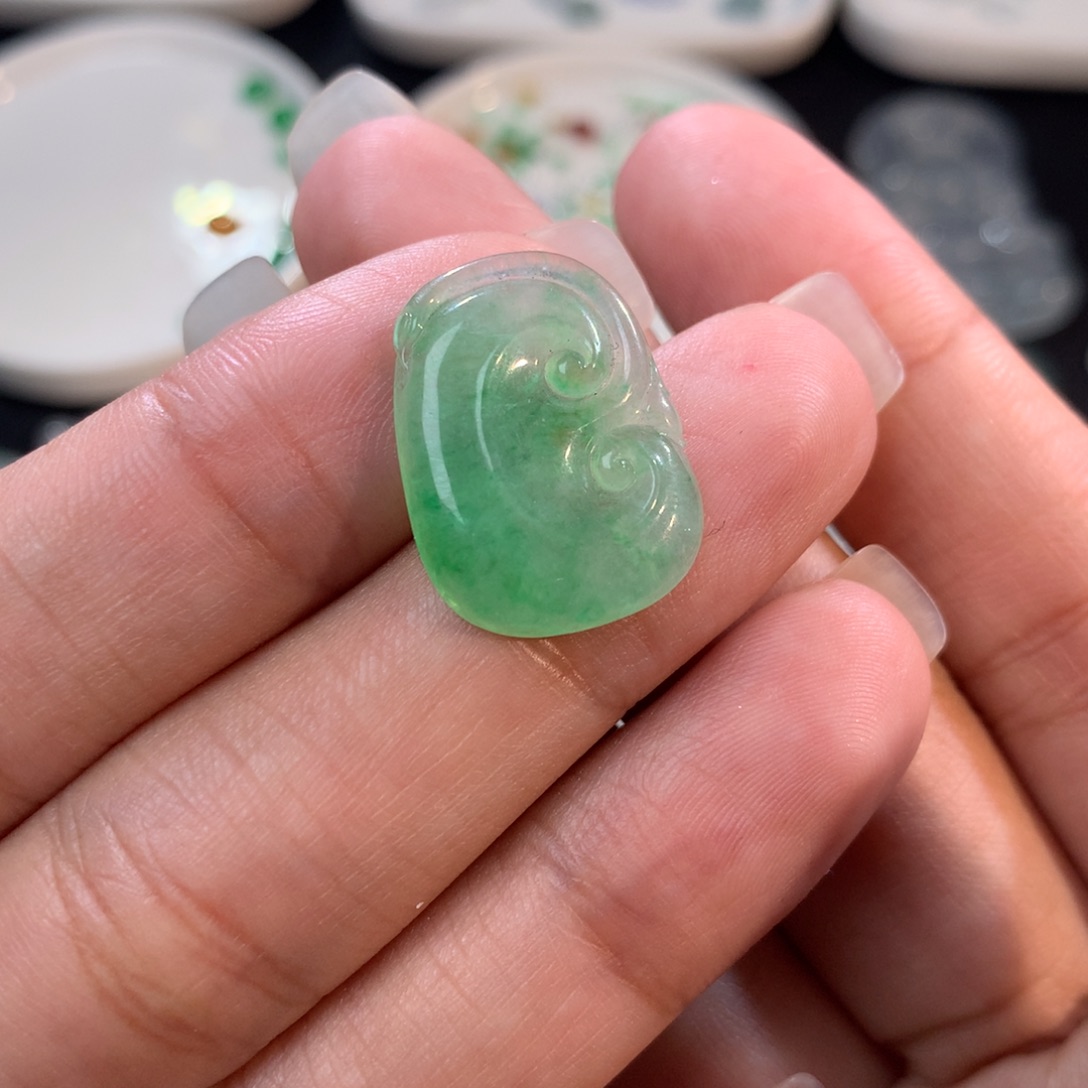 翡翠裸石未镶嵌冰如意