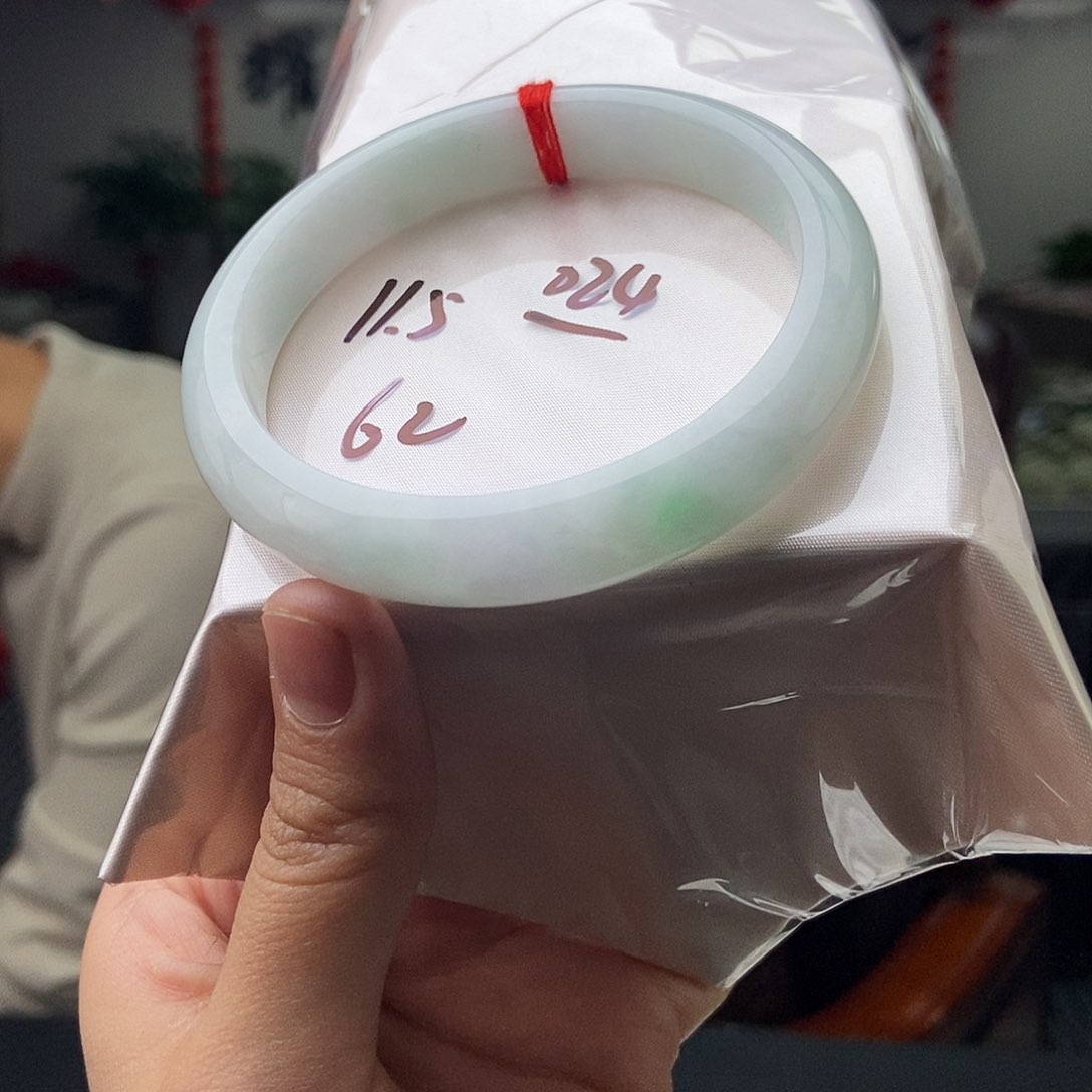 翡翠手镯未镶嵌拍一发一