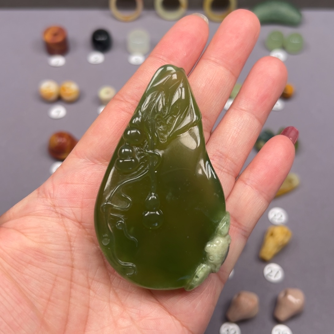 蛇纹石玉颈饰未镶嵌