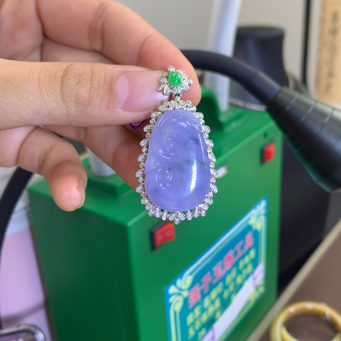 翡翠颈饰18K金镶嵌翡翠