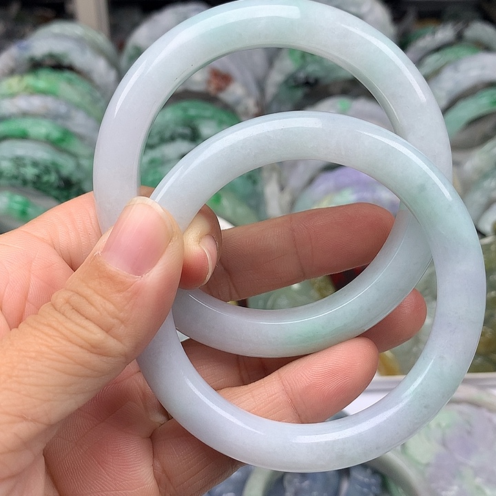 梁***妹翡翠未镶嵌手镯2条手镯