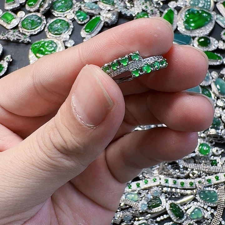 翡翠颈饰未镶嵌天然A货翡翠放漏