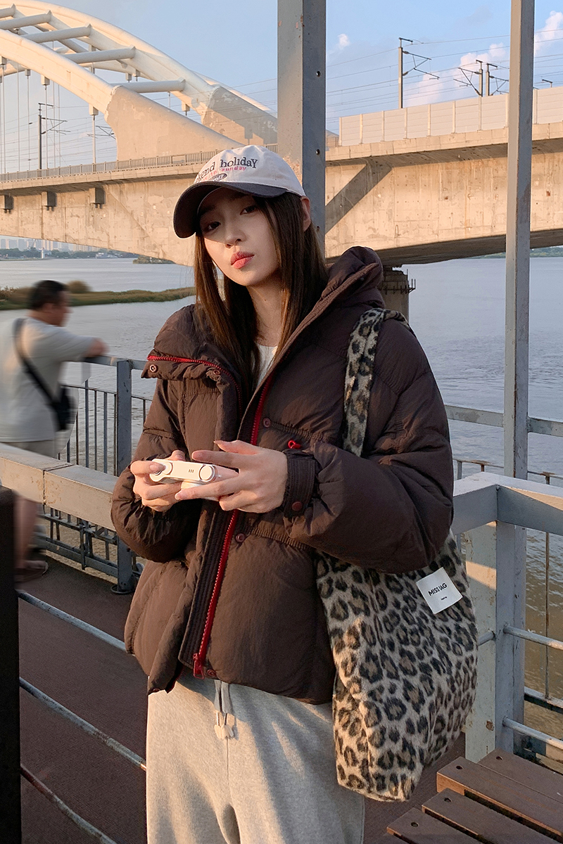 2025年冬新款轻奢云感泡芙设计感时尚保暖连帽棉服女短款加厚外套