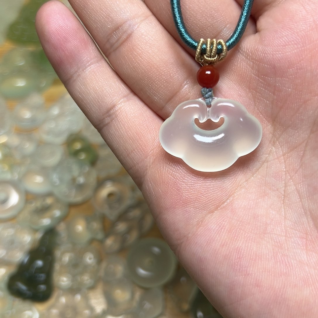 岫玉颈饰吊坠未镶嵌