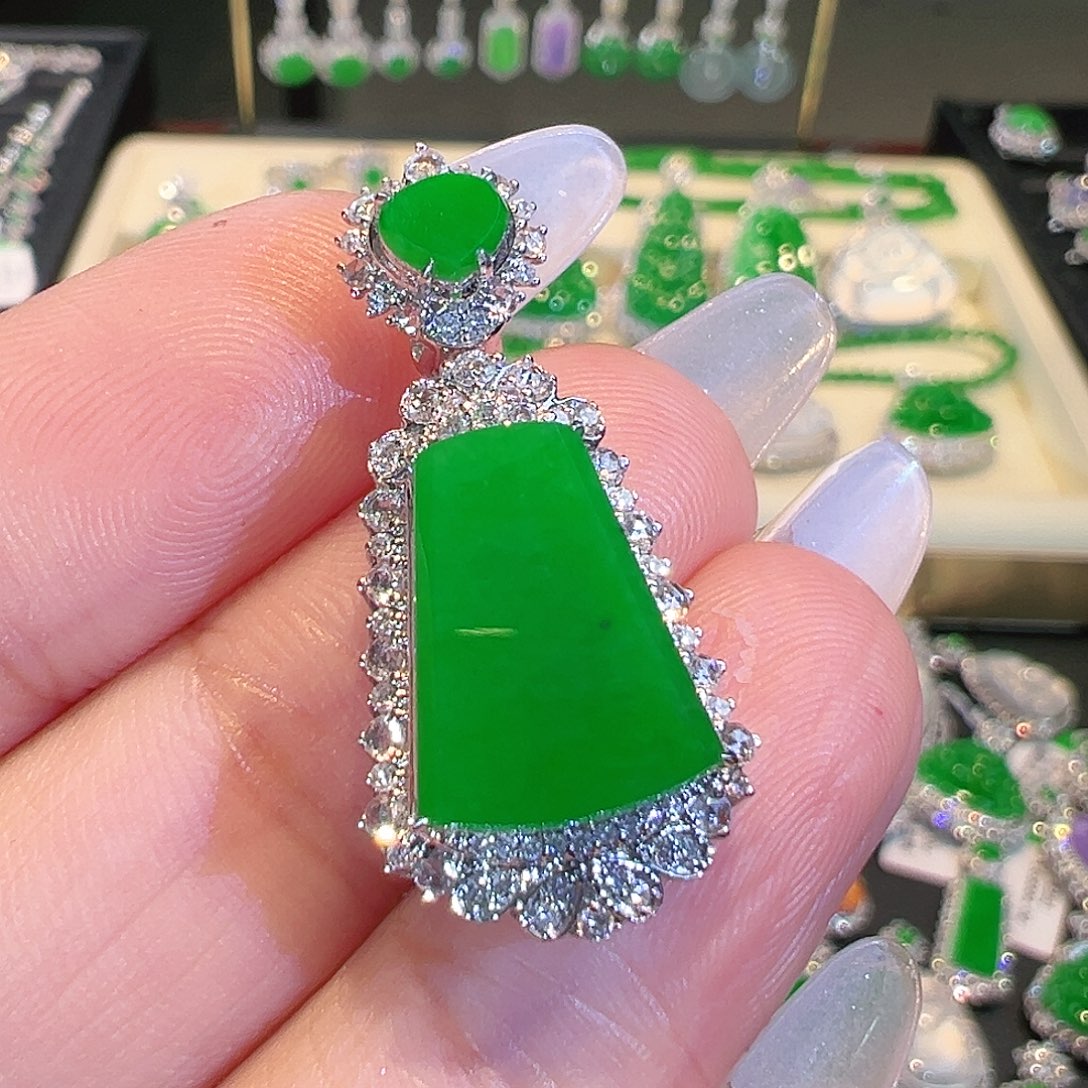 翡翠吊坠(不含链)18K金镶嵌翡翠