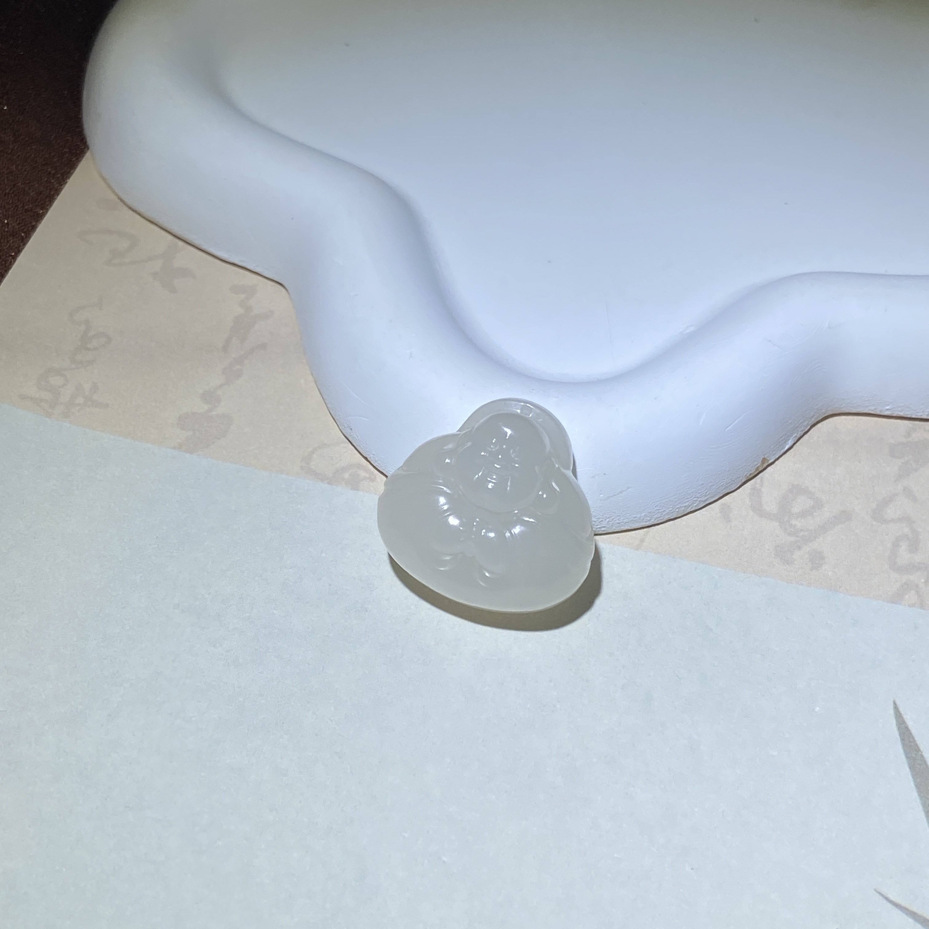 DZ6021 和田玉藕粉抱抱佛吊坠约卡23.3*1.4*10.3mm