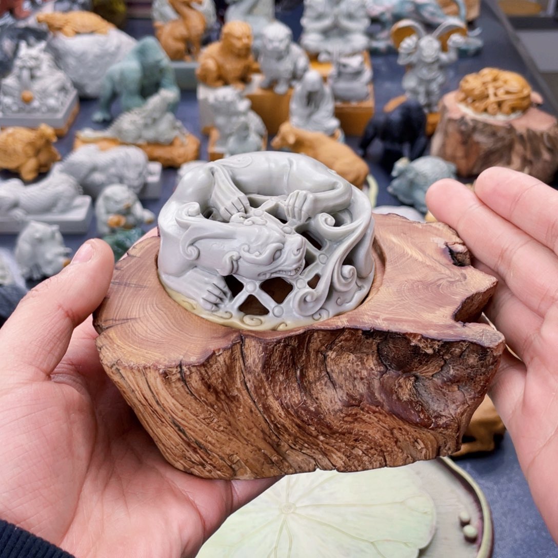 螭龙香炉手工雕刻