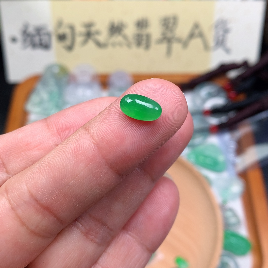 翡翠裸石缅甸天然A货翡翠阳绿蛋面