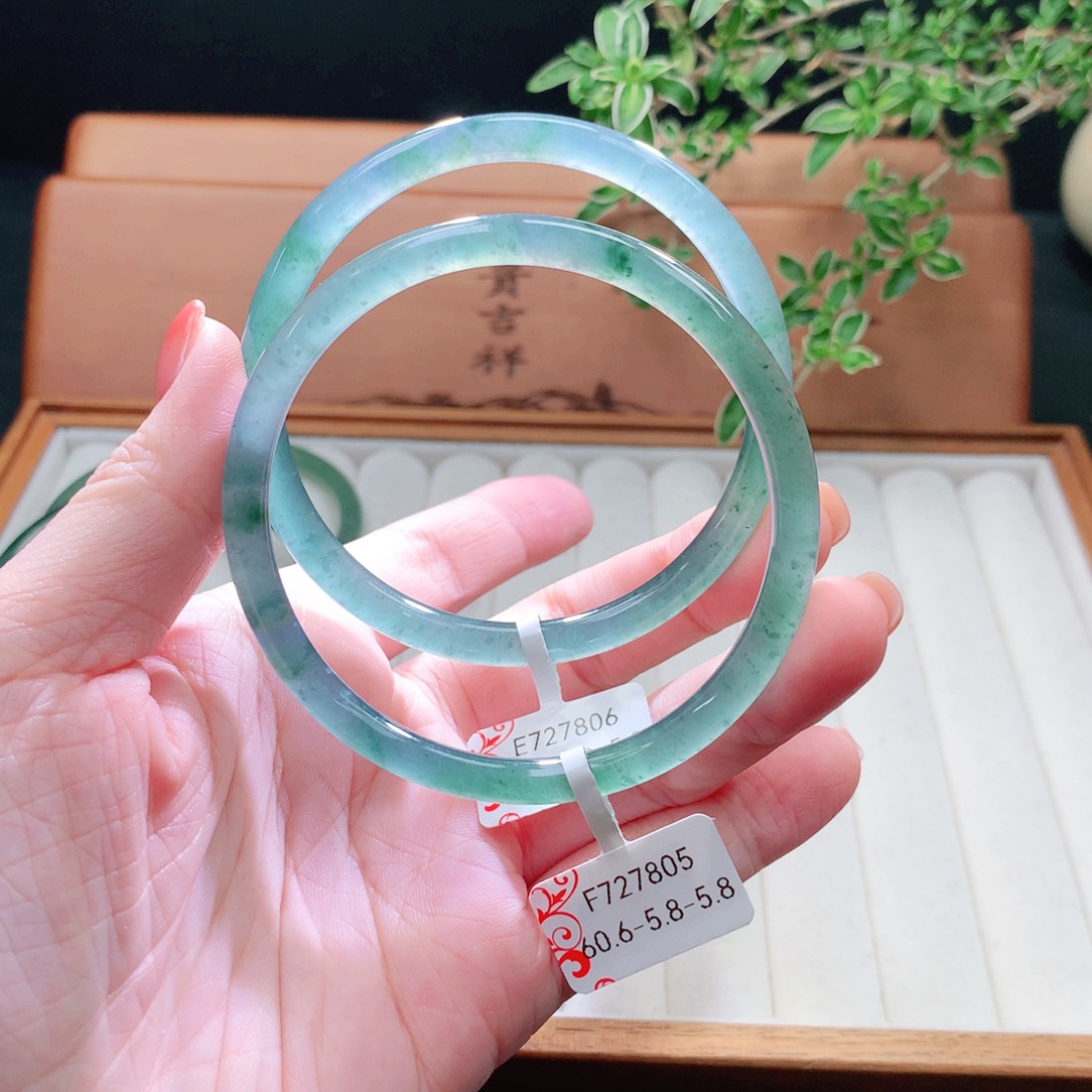 未镶嵌手镯（圆镯）翡翠