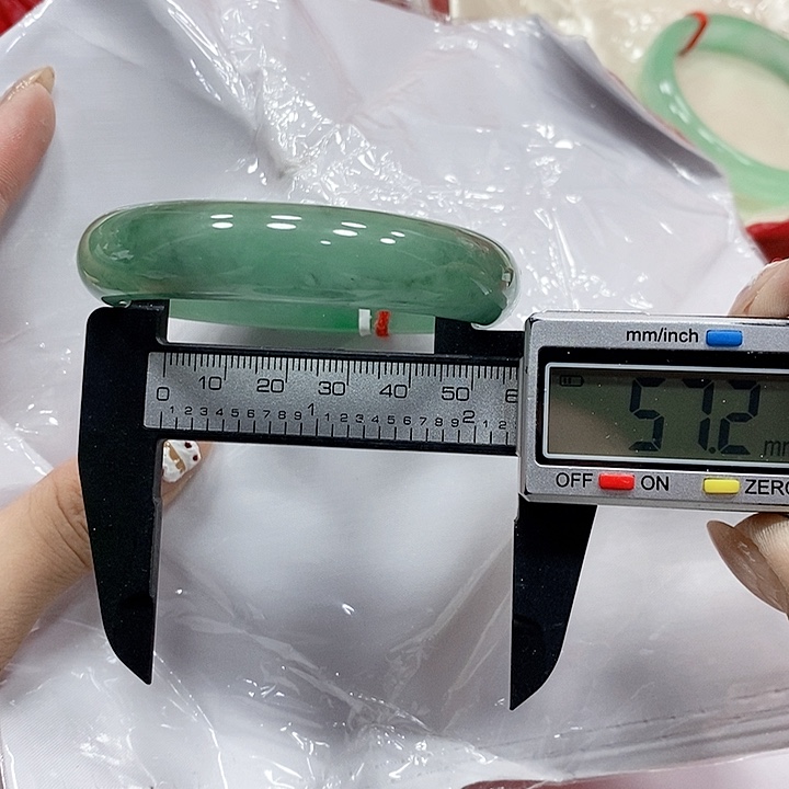 翡翠手镯未镶嵌30。 