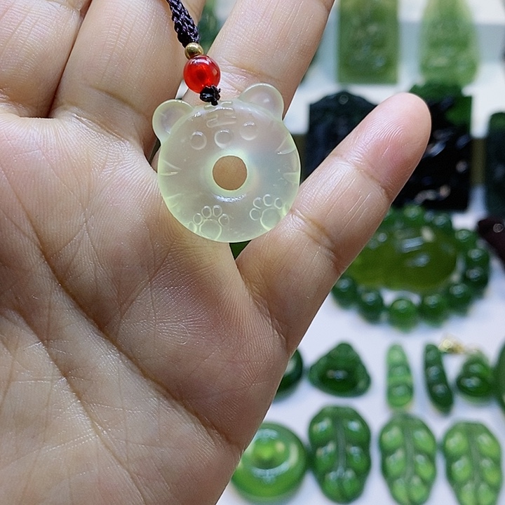 蛇纹石玉颈饰未镶嵌