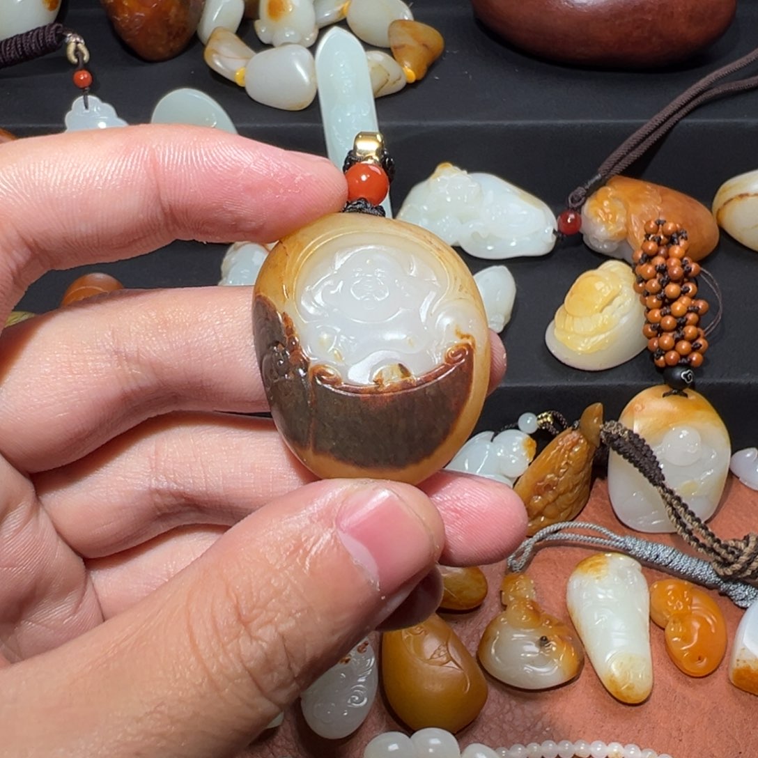 小***摊和田玉未镶嵌颈饰