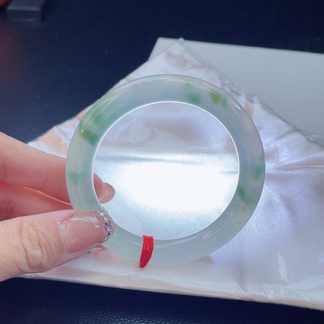 翡翠手镯未镶嵌翡翠