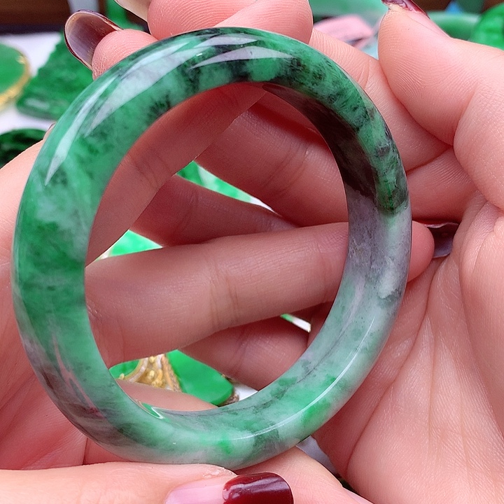 翡翠手镯未镶嵌翡翠