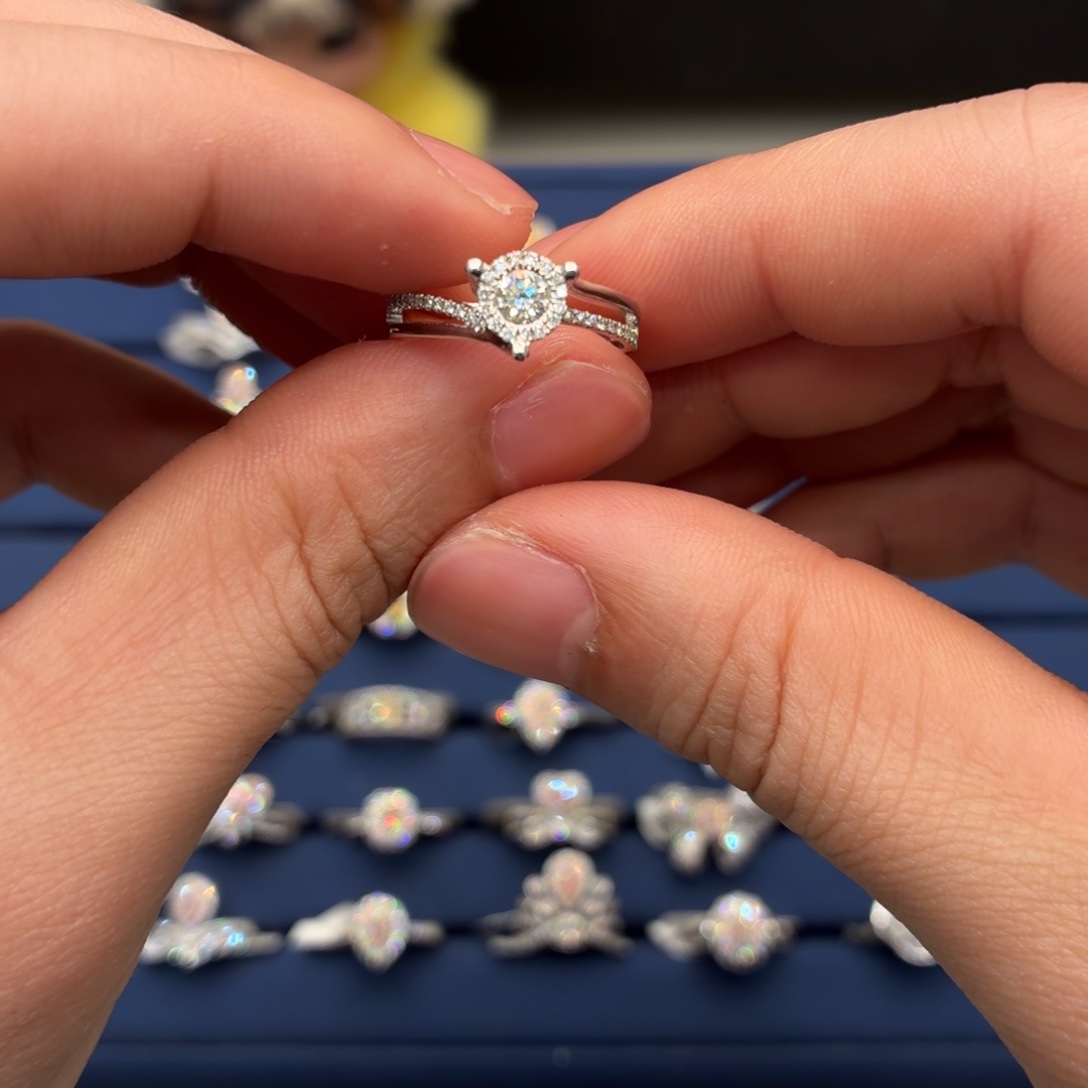 戒指/指环钻石18K金镶嵌钻石戒指