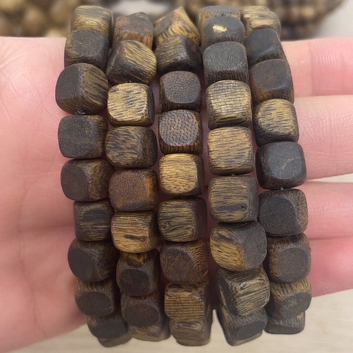 沉香木手串九九沉0.8板头方珠