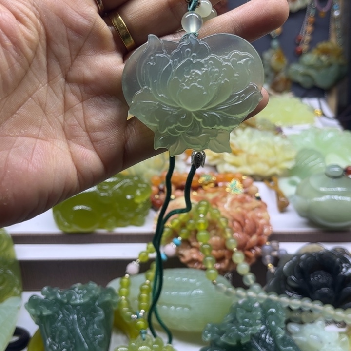 蛇纹石玉未镶嵌颈饰