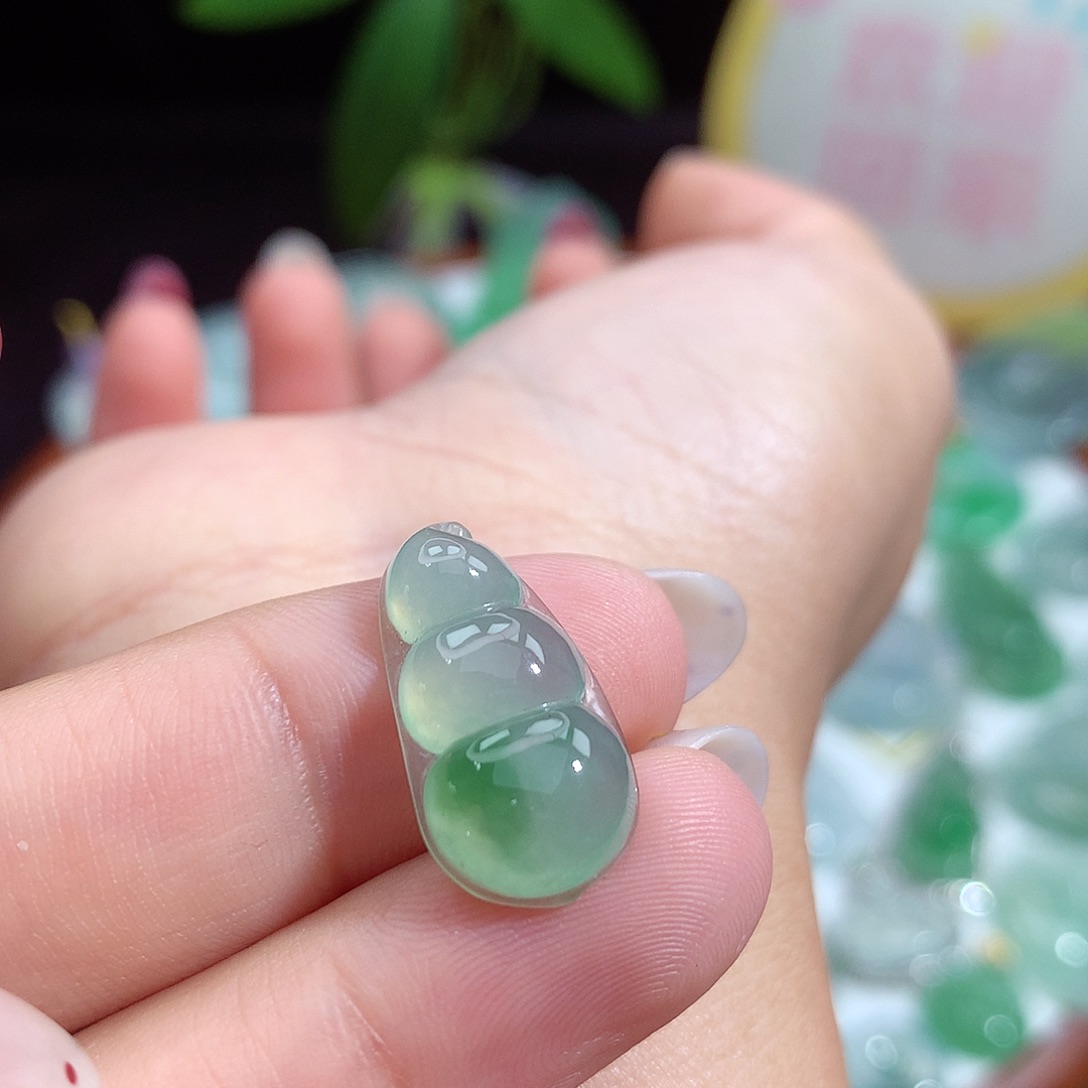 翡翠未镶嵌颈饰豆子