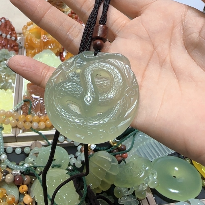 未镶嵌蛇纹石玉吊坠