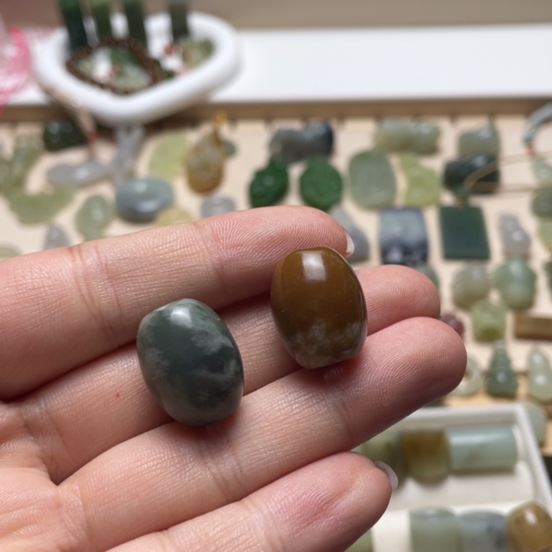 和田玉未镶嵌颈饰一对