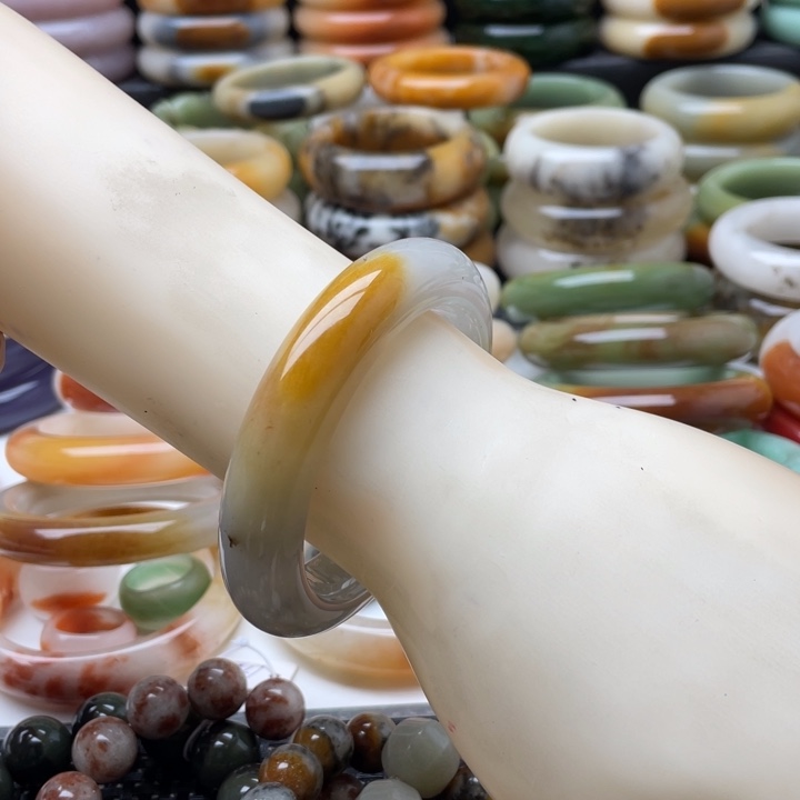 石英质玉手镯未镶嵌