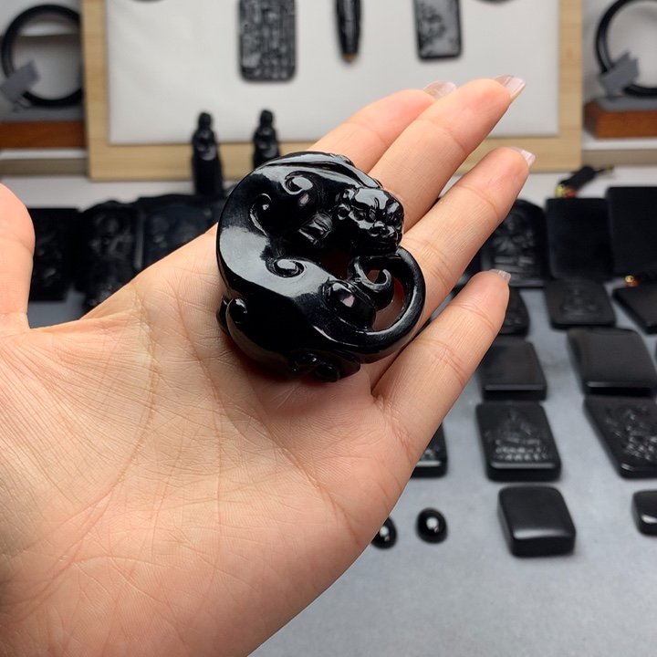 和田玉（墨玉）未镶嵌把件