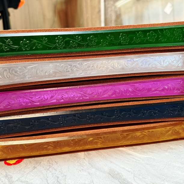 亚克力加厚纯牛皮凹型荡刀板，长27.5cm，宽7cm颜色随机发货