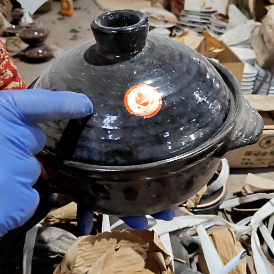 瓷片盘子碗茶壶啥都有