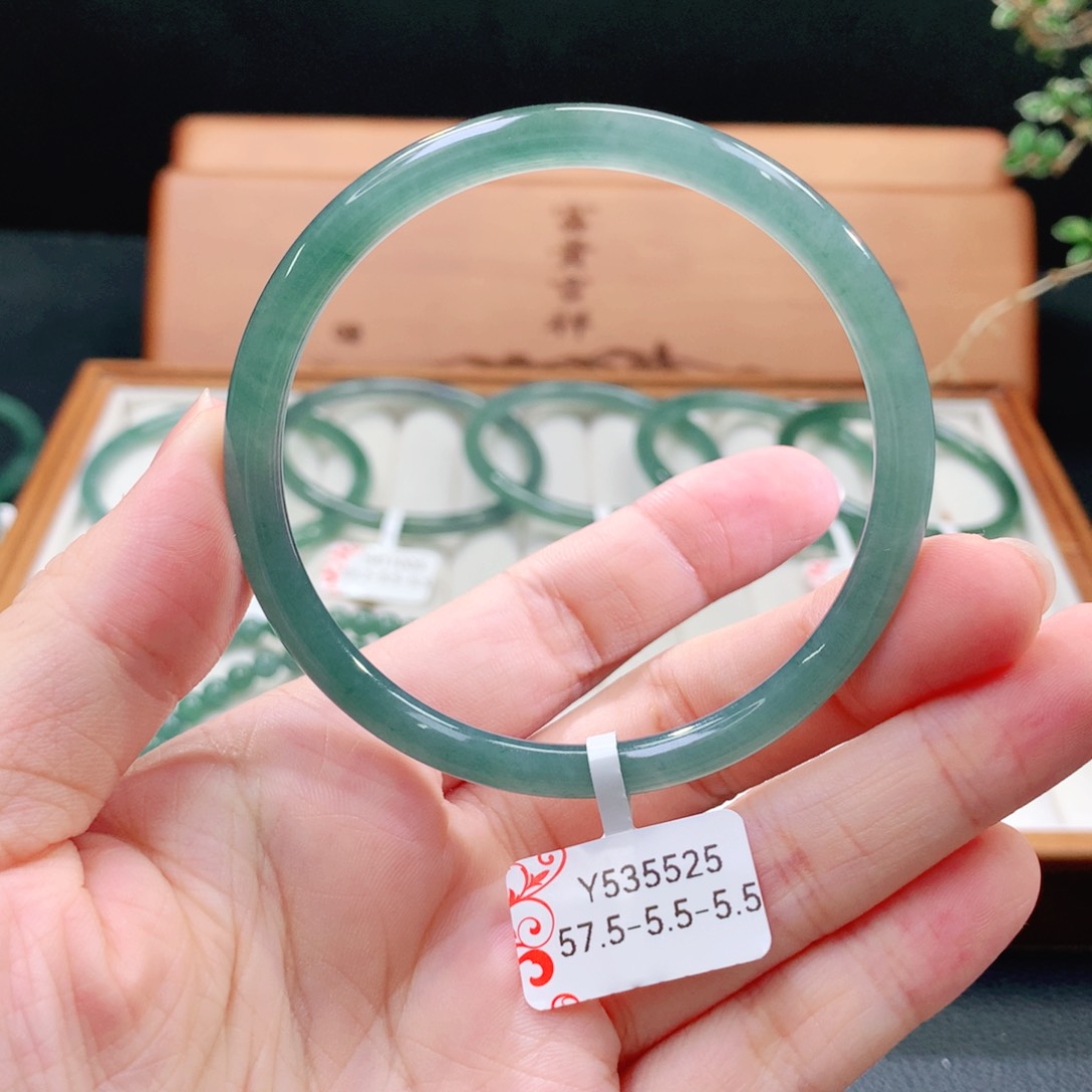 翡翠手镯（圆镯）未镶嵌
