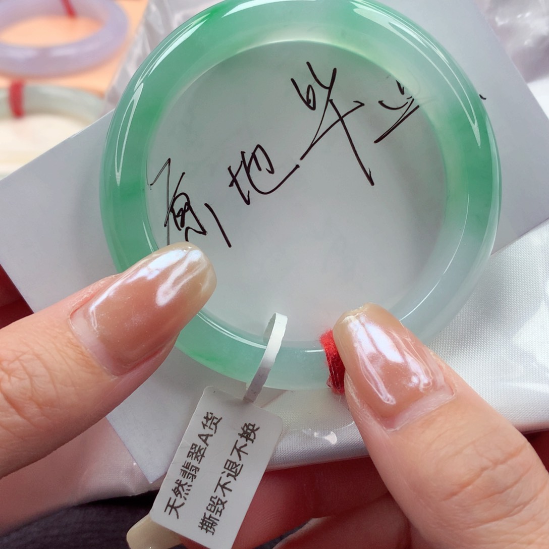 翡翠手镯未镶嵌52圈口 细腻冰透起光蓝绿底飘阳绿