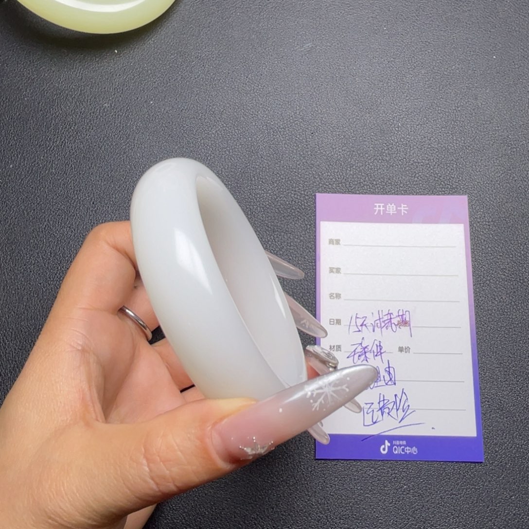 浅***沫61圈口轮胎羊脂白