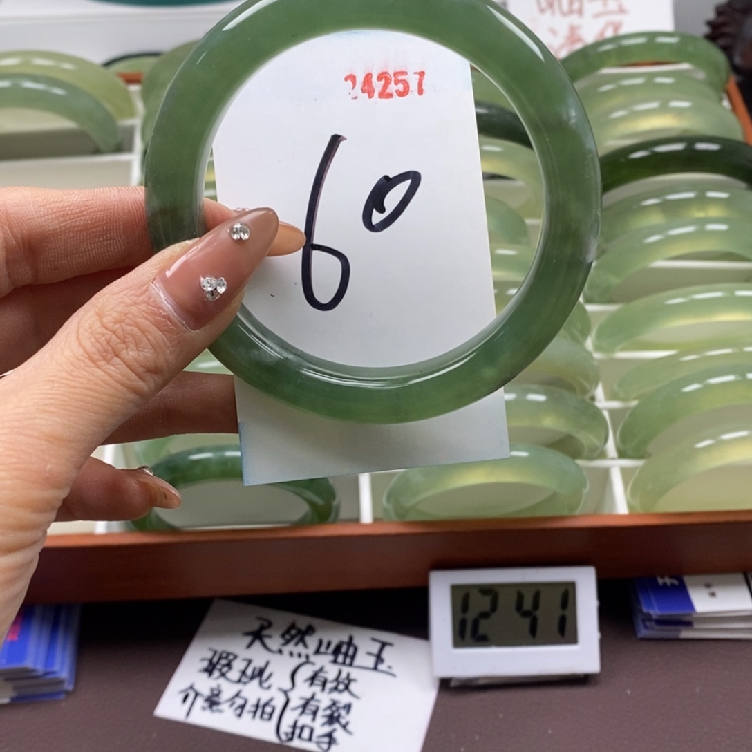 蛇纹石玉手镯未镶嵌