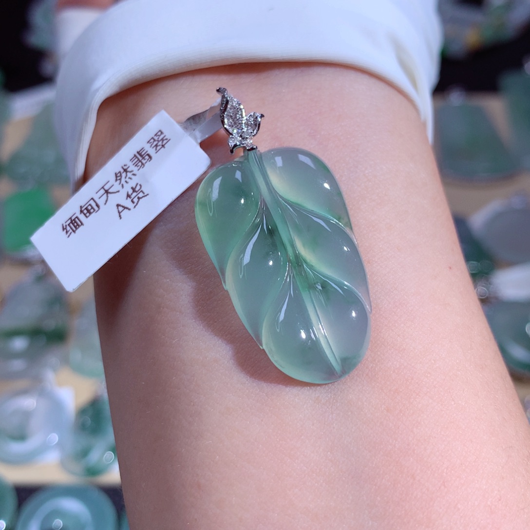 翡翠颈饰18K金镶嵌叶子