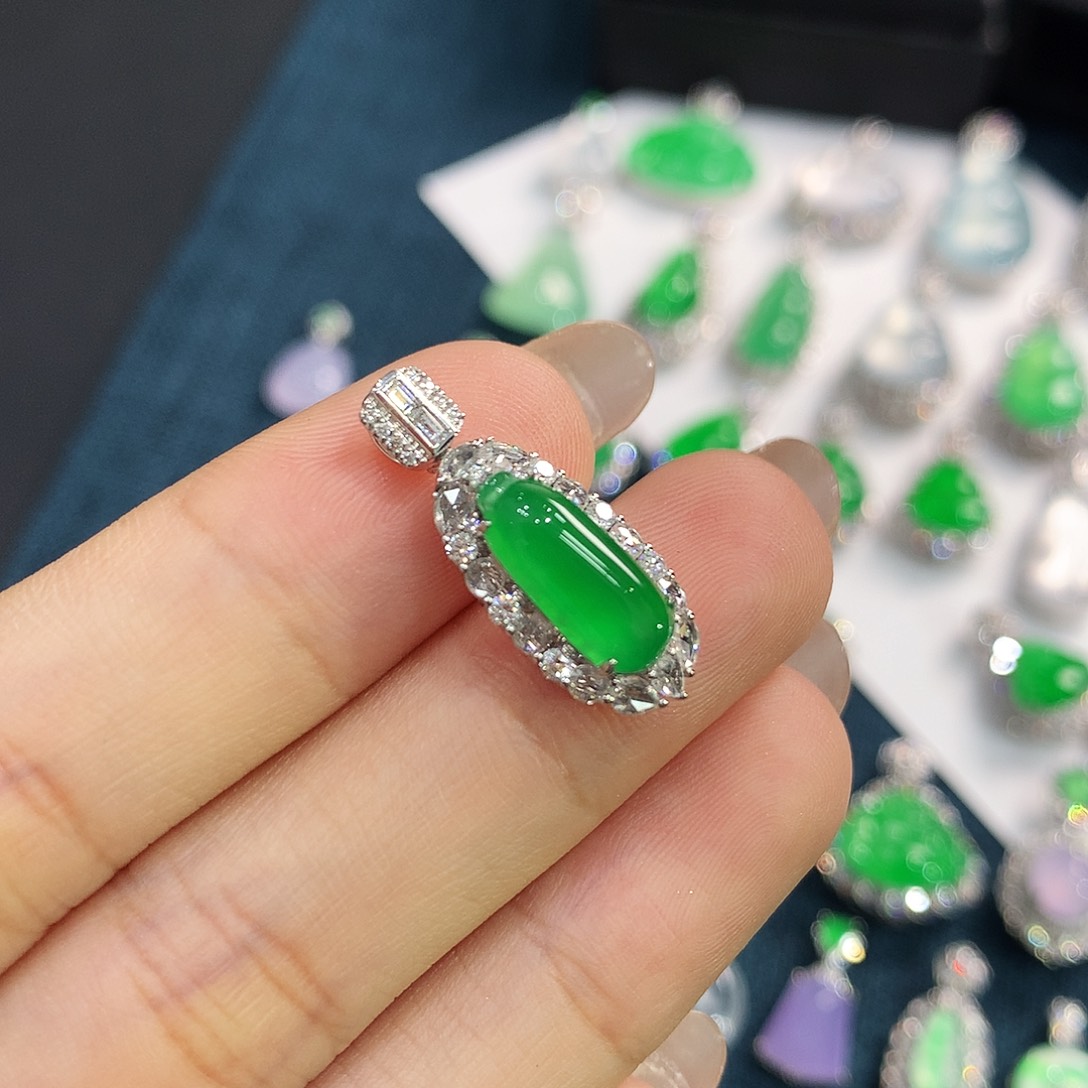 翡翠18K金镶嵌颈饰