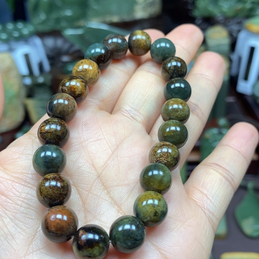 一***猫岫岩河磨玉（透闪石质玉）未镶嵌把件