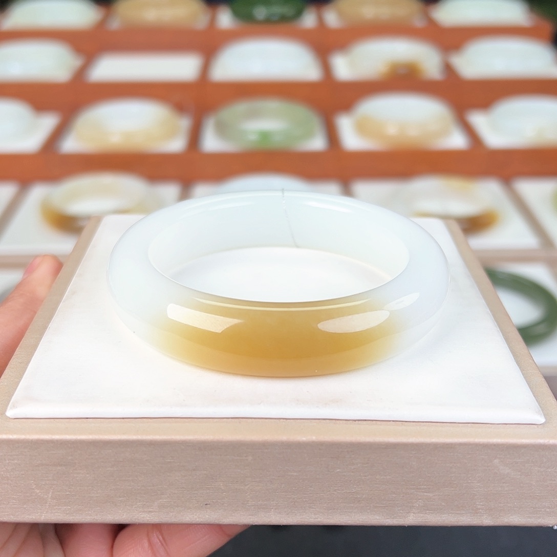 和田玉手镯未镶嵌蓓*糖白