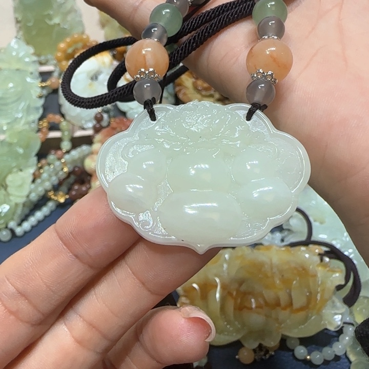 蛇纹石玉吊坠合金