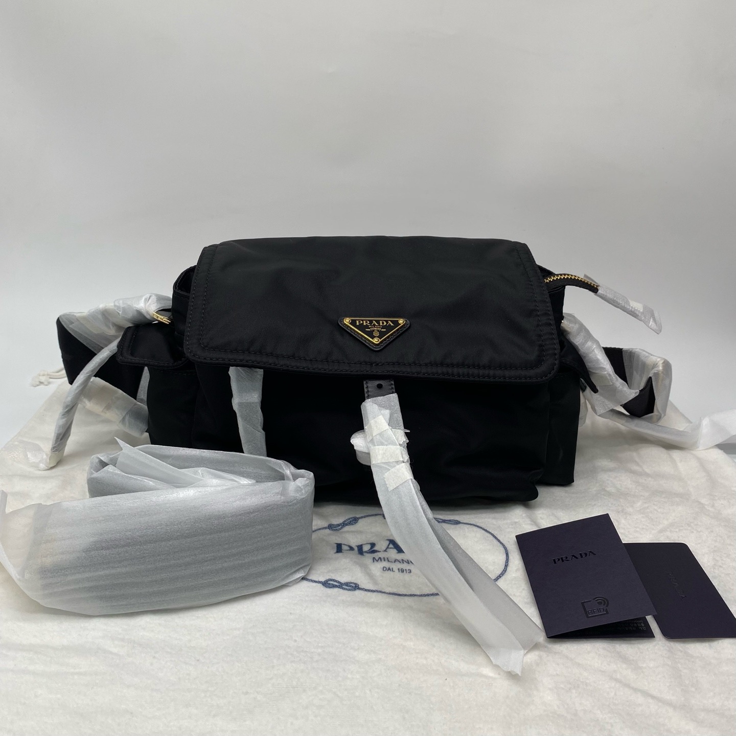 未使用 Prada/普拉达 中黑色新款尼龙邮差包中号可单肩斜挎dx7285