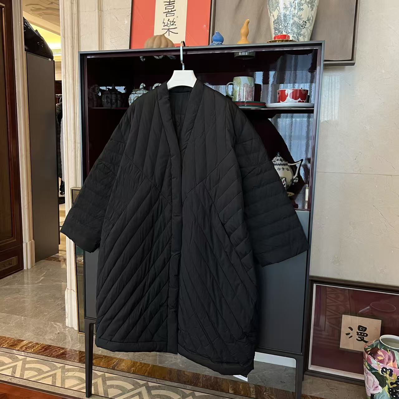 《僧侣羽绒》MYL 2025冬季新锦纶鹅绒羽绒服V领长袖磁吸扣斜格外套