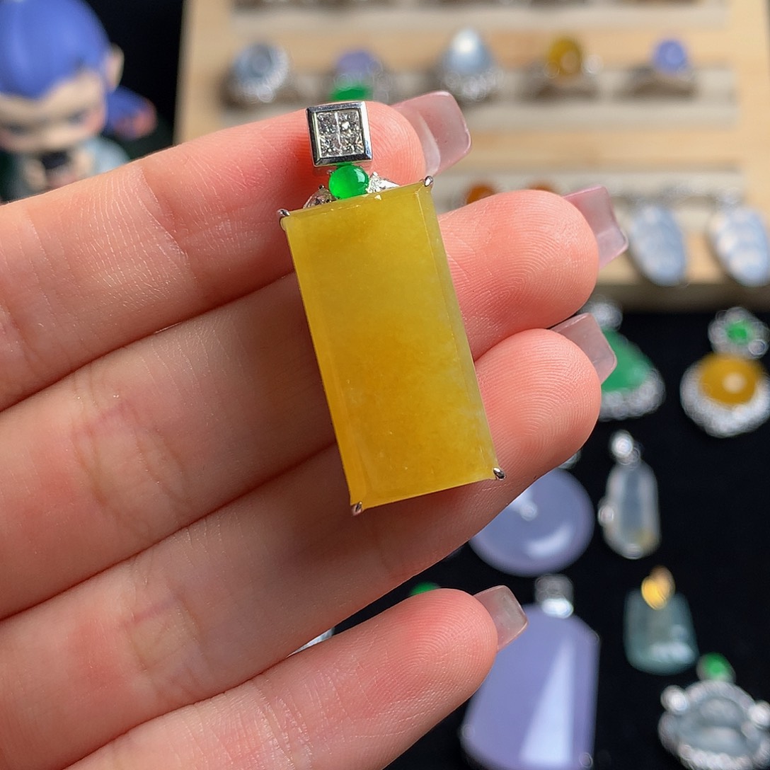 18K金镶嵌挂件翡翠