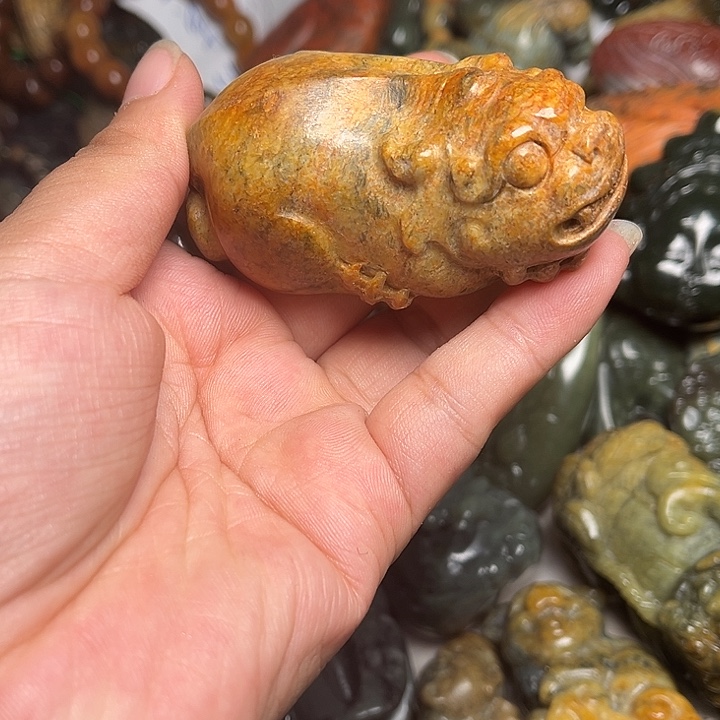 未镶嵌岫岩河磨玉（透闪石质玉）挂件