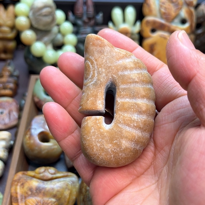 岫岩河磨玉（透闪石质玉）未镶嵌挂件祖***朵