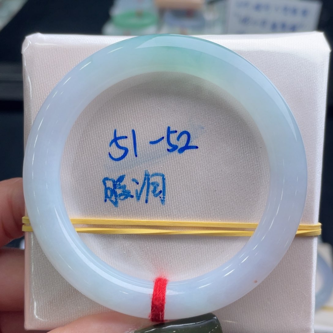 翡翠手镯未镶嵌翡翠手镯