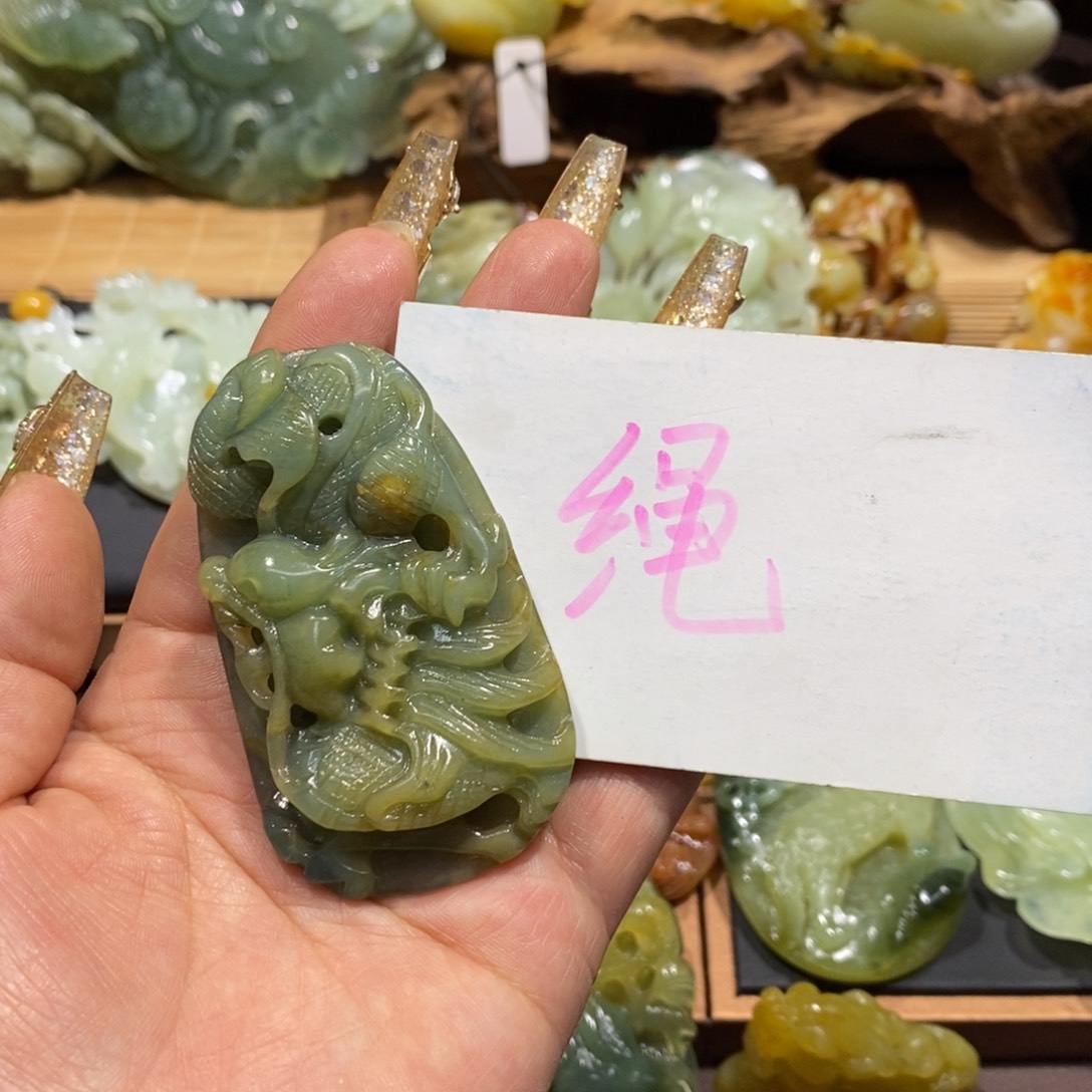 蛇纹石玉颈饰未镶嵌